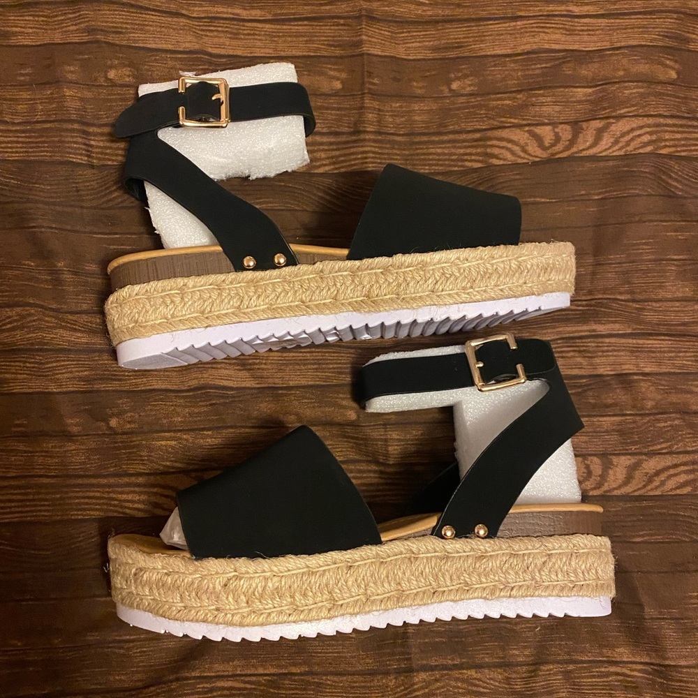 BRAND NEW Super comfy sandals!
